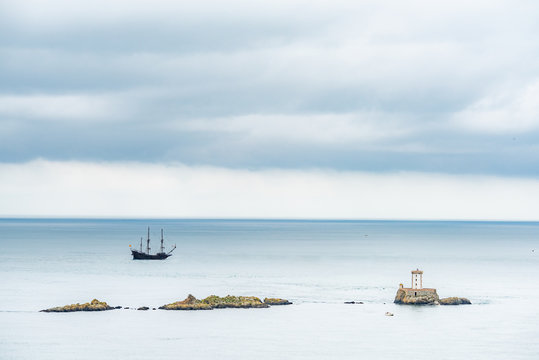 Galion au large du phare  de Lost-pic