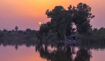 Naklejka premium sunset over lake