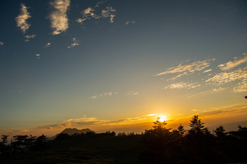 タイトル  石鎚山と夕日 