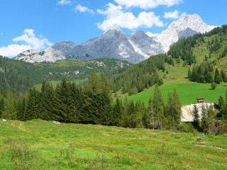 Fototapeta na wymiar Dachstein Bergspitzen des Dachsteinmassivs und blauer Himmel mit weißen Wolken. 