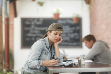 Frau mit Kappe mit Stift 