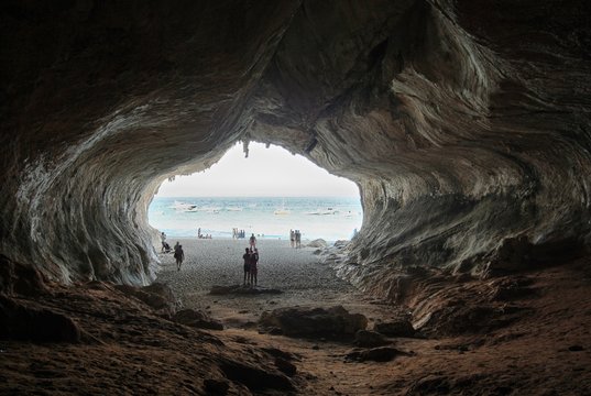Sardegna, grottoni della spiaggia di Cala Luna