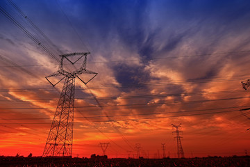 Fototapeta premium Pylon, tło nieba wieży wysokiego napięcia.