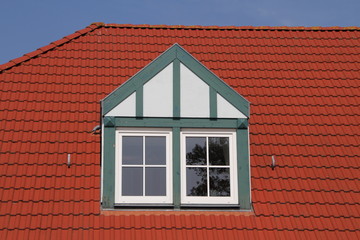 Dachfenster mit rotem Ziegeldach 1