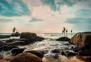 Crédence de cuisine en verre imprimé Côte SRI LANKA, pêcheurs de mer traditionnels du Sri Lanka, plage tropicale sous ciel bleu en journée ensoleillée