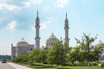 Fototapeta na wymiar Large white mosque on blue sky background.