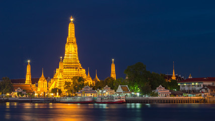 Fototapeta premium The iconic Temple of Dawn, Wat Arun, along the Chao Phraya river on twilight, Bangkok, Thailand
