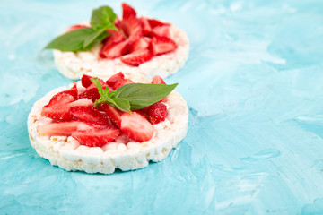 Snack with rice crispbread and fresh fruits