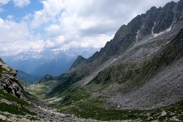 Fototapeta premium panorama montagna natura cielo nubi azzurro cime rocce vallata veduta verde prato erba 