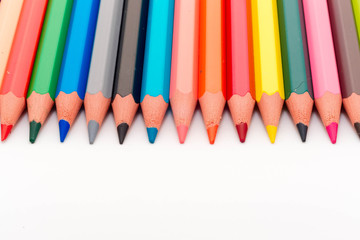 Kolorowe kredki na białym tle