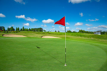 Terrain de golf et drapeau rouge