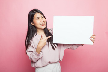 Obraz na płótnie Canvas Young Asian woman point to blank sign.
