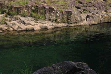 Fototapeta premium 美しい山村の川