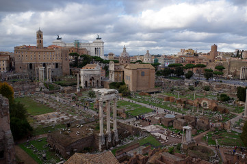 Fototapeta na wymiar vue sur les ruines de la ville de Rome