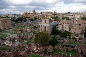 Fototapeta na wymiar vue sur les ruines de la ville de Rome