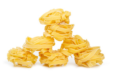 Pastas tallarines sobre fondo blanco aislado