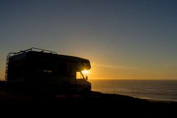 Autocaravana/Motorhome p&ocirc;r-do-sol junto &agrave; praia