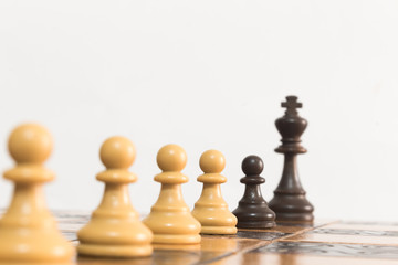 Scacchi fotografati su una scacchiera