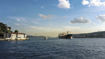 Obraz premium Cargo ship on Bosporus