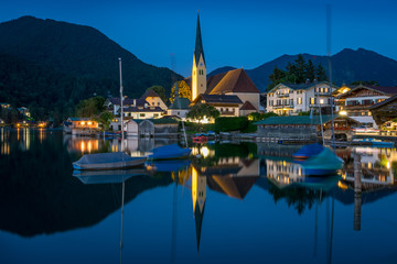 Fototapeta premium Tegernsee mit Sankt Laurentius in den Alpen in Deutschland am Abend