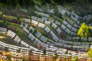 Panorama estivo montano con barriere anti valanga posizionate sulla montagna ben visibili