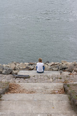 Junge allein am Wasser 