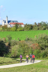 Fototapeta premium eine Gruppe Senioren beim Radfahren in herbstlicher Natur