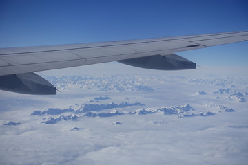 Fototapeta na wymiar Flug über winterliche Alpen