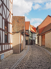Gasse mit Fachwerkhäusern in der Altstadt von Quedlinburg
