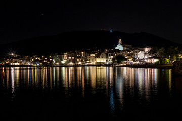 Crespusculo y vista nocturna de Cadaqués, Alt Empordan, Cataluña, Españ