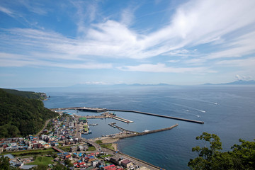 羅臼港と国後島
