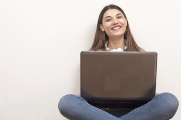 Naklejka premium beautiful woman student using laptop computer