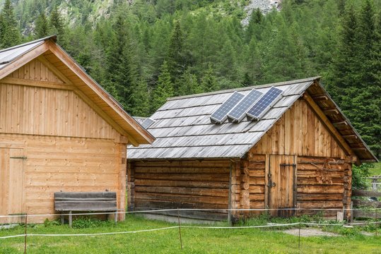 Holz Almhütte mit Solaranlage, Österreich