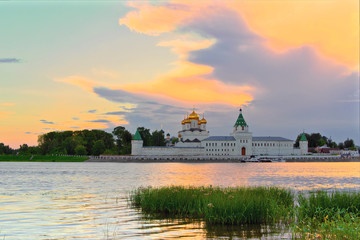 Obraz premium Ipatievsky monastery at sunset in the summer. Kostroma, Russia.