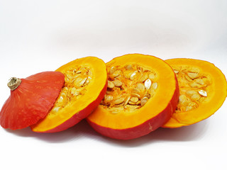 Kürbis freigestellt auf weißem Hintergrund