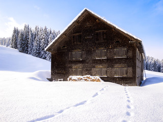 Shed or barn with a fasscade of wooden shingles