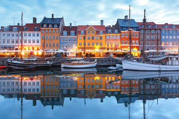 Muurstickers Panorama van de noordkant van Nyhavn met kleurrijke gevels van oude huizen en oude schepen in de oude binnenstad van Kopenhagen, de hoofdstad van Denemarken. © Kavalenkava