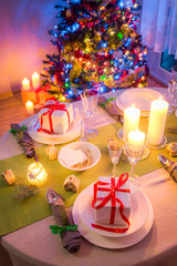 Christmas table setting with green and white decoration