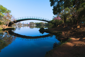 Obraz premium The bridge over the lake