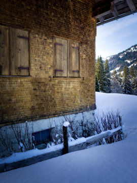 Outer wall of a clapboard house with its characteristic shingels