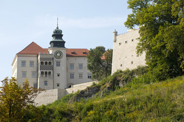 Renesansowy zamek w Pieskowej Skale położony w Ojcowskim Parku Narodowym