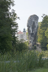 Renesansowy zamek w Pieskowej Skale położony w Ojcowskim Parku Narodowym - obrazy, fototapety, plakaty