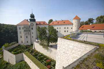 Renesansowy zamek w Pieskowej Skale położony w Ojcowskim Parku Narodowym