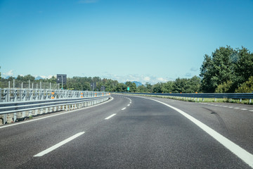 Verkehr auf Autobahn, Asphalt und blauer Himmel