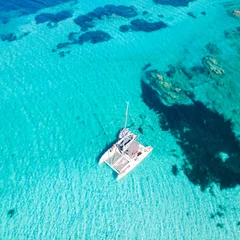 Abwaschbare Fototapete Drohnenluftaufnahme von Katamaran-Segelboot im Maddalena-Archipel, Sardinien, Italien. Das Maddalena-Archipel ist eine Inselgruppe zwischen Korsika und dem Nordosten Sardiniens. © kasto
