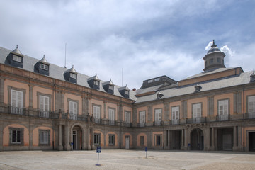 Fototapeta na wymiar Jardines y palacio de la real granja de San idelfonso, España