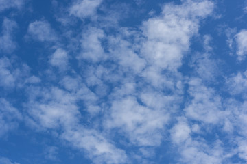 Obraz premium Blue sky and blue sky with clouds can be made in the background and write text.