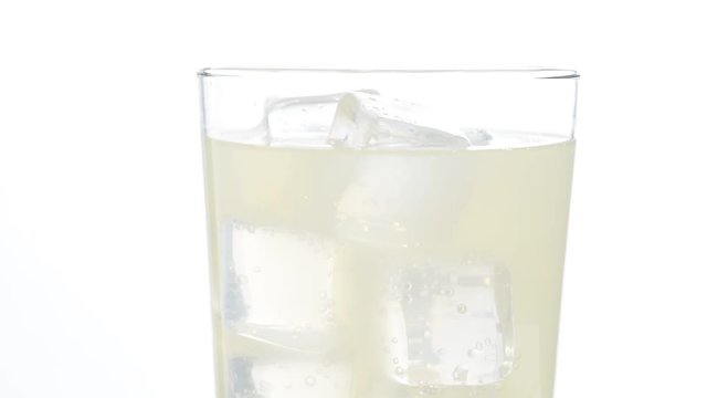 Refresco de limón en un vaso con hielos