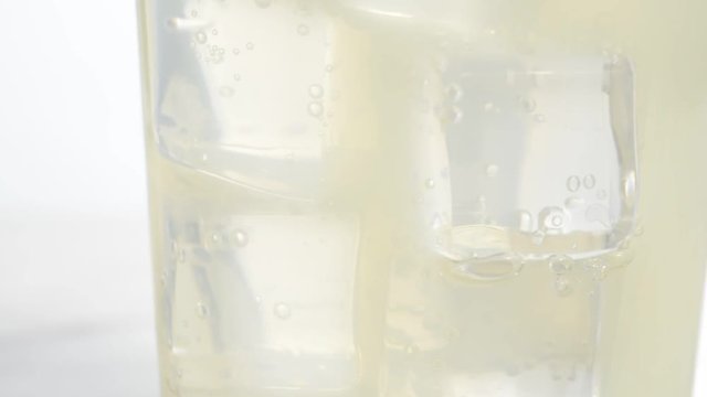 Refresco de limón en un vaso con hielos