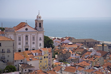 Dächer der AlfamaKirche Santo Estevao im Hintergrund der Tejo, Lissabon